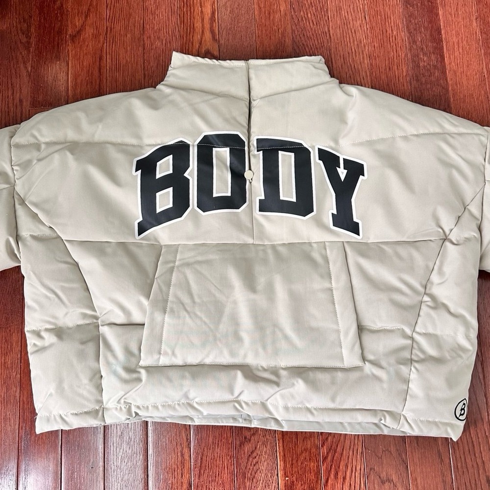BODY By Raven Tracy Beige Tan Black White Cropped Puffer Jacket Coat Size Small